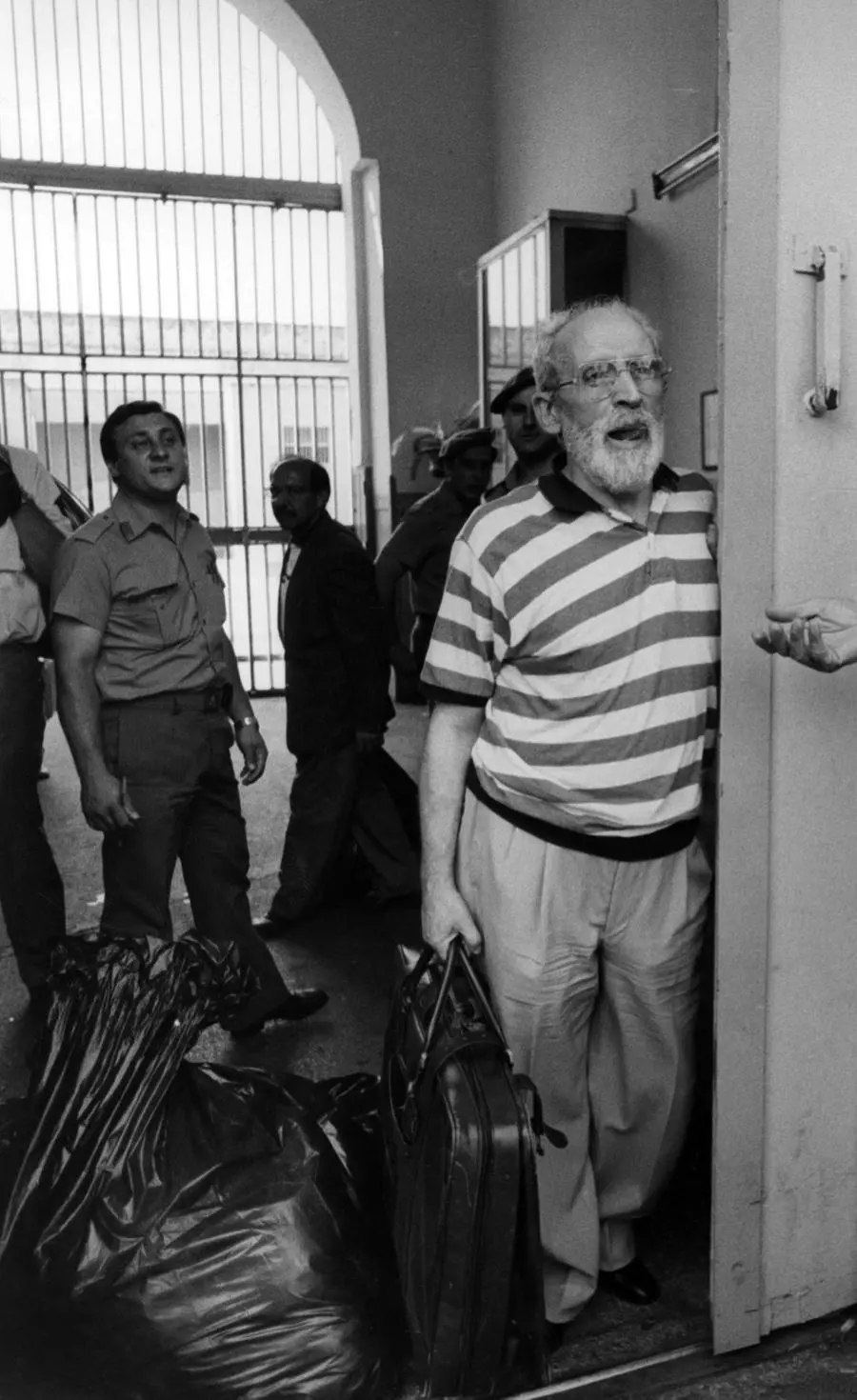 Foto LaPresse Torino/Archivio storico Storico 14-07-1990 Palermo Vito Ciancimino Vito Alfio Ciancimino (Corleone, 2 aprile 1924 – Roma, 19 novembre 2002) è stato un politico e criminale italiano appartenente alla Democrazia Cristiana nella foto: Vito Ciancimino lascia il carcere Photo LaPresse Turin/Archives historical Hystory 14-07-1990 Palermo Vito Ciancimino in the photo: Vito Ciancimino