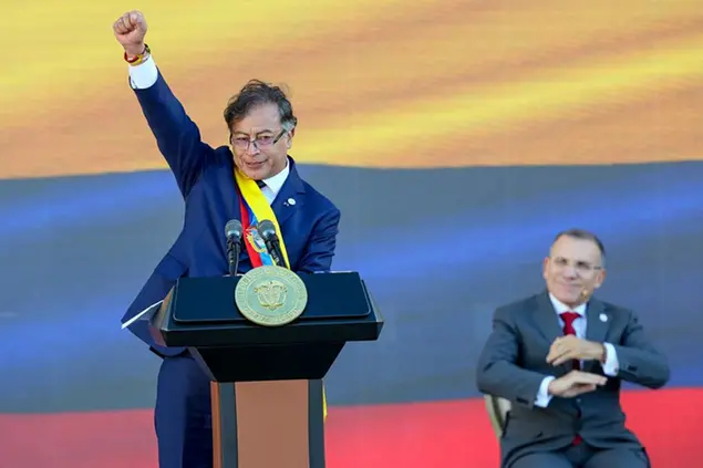 Il presidente\\u00A0Gustavo Petro alza il pugno durante il suo discorso inaugurale a\\u00A0Bogota, in Colombia (AP Photo/Fernando Vergara)