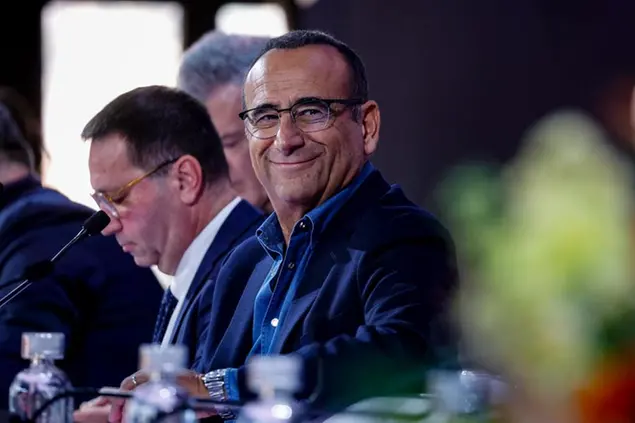 Carlo Conti sarà conduttore e direttore artistico anche di Sanremo 2026 (FOTO ANSA)