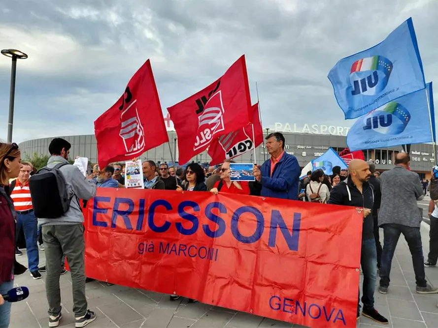 Meloni telefona ed Ericsson ritira i licenziamenti. Ma la crisi del settore resta irrisolta
