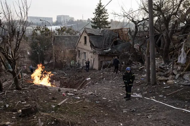Emergency workers arrive at a residential area hit during a Russian attack in Kyiv, Ukraine, Saturday, Dec. 31, 2022. (AP Photo/Roman Hrytsyna) Associated Press/LaPresse EDITORIAL USE ONLY/ONLY ITALY AND SPAIN