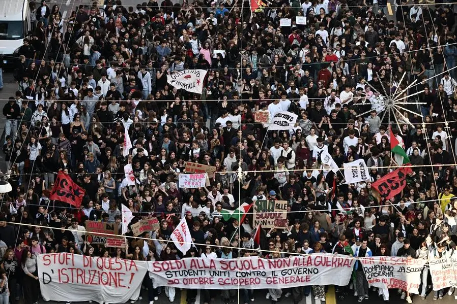 «Soldi alla scuola, non alle armi»: la rivolta studentesca è iniziata