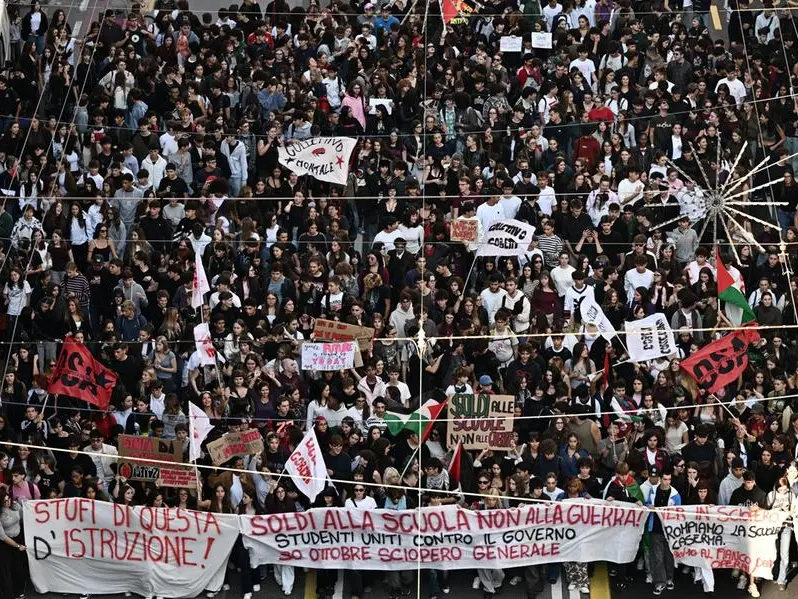 «Soldi alla scuola, non alle armi»: la rivolta studentesca è iniziata