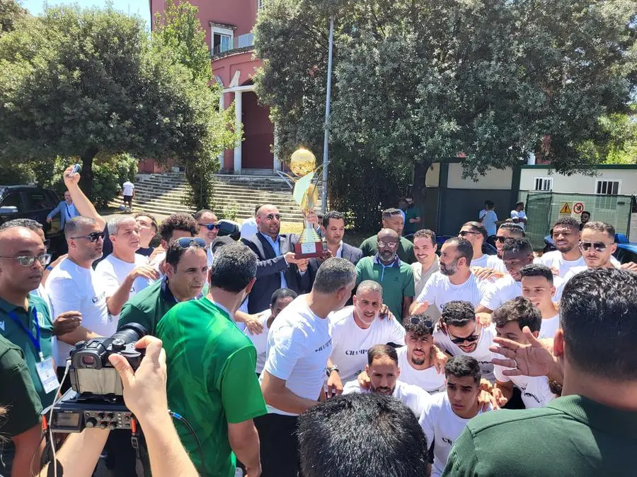 I calciatori dell'Al Nasr alzano il trofeo insieme al figlio del generale Haftar (credits: Youssef Hassan Holgado)