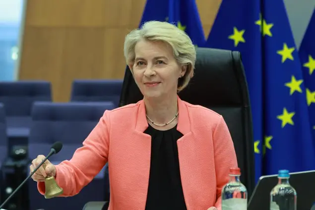 epa12154190 European Commission President Ursula von der Leyen rings the bell at the start of the weekly college meeting of the European Commission in Brussels, Belgium, 04 June 2025. Following this meeting, the European Commission is expected to give the green light to the 2025 Convergence Report for Bulgaria to adopt the euro currency from the start of 2026. EPA/OLIVIER HOSLET