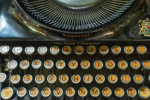 La combinazione di aspetti tecnici e organizzativi era così complessa e difficile da cambiare che il modello QWERTY, inventato nel 1800, è rimasto invariato fino a oggi. È quindi molto probabile che siamo rimasti “bloccati” su un modello sub-ottimale nell’era digitale (foto Unsplash)