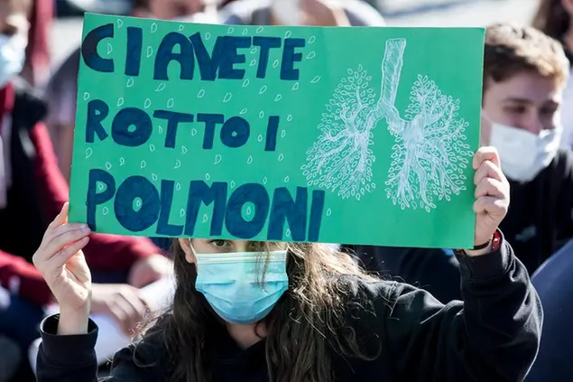 (Sciopero per il clima dei Fridays for Future a Roma. Foto LaPresse)