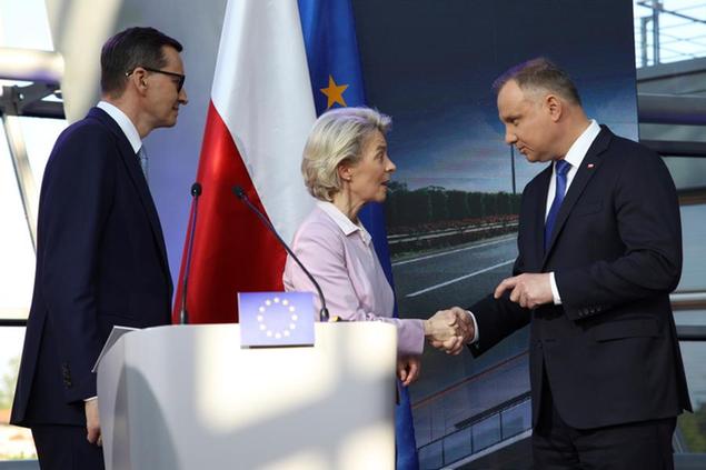 (Ursula von der Leyen con premier e presidente polacchi. Foto AP)