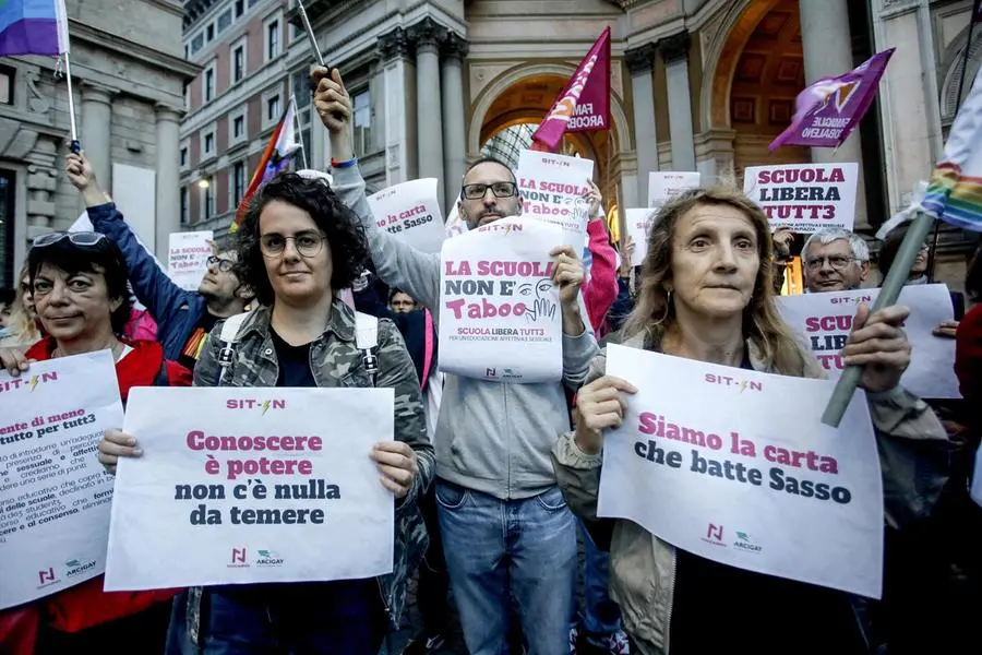 Manifestazioni di piazza, in questo caso di \\\"Tocca a noi\\\" e Arcigay, contro il testo che vieta l'educazione sessuale e affettiva nelle scuole (foto Ansa)