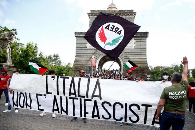 Manifestazione di Forza Nuova a Ponte Milvio contro l\\u2019antifascismo\\u00A0 (Cecilia Fabiano/ LaPresse)