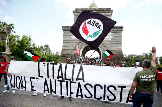 Ius soli, a Milano striscione di protesta di Forza Nuova davanti