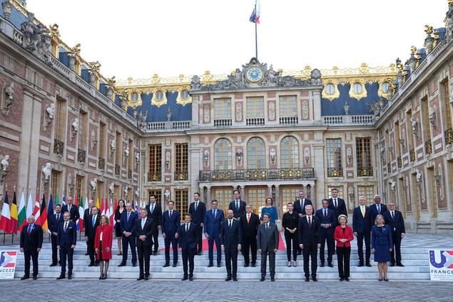 (I leader a Versailles. Foto Consiglio europeo)