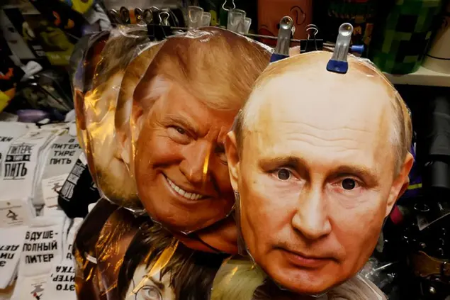 (Maschere di Trump e Putin in un mercatino di San Pietroburgo. Foto Epa/Ansa)