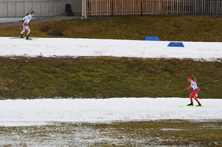 La coppa del mondo di biathlon della scorsa settimana a Ruhpolding, in Baviera, ha rischiato di trasformarsi in una catastrofe quando gli organizzatori si sono trovati di fronte a dei pascoli verdeggianti. L’evento si è svolto a 9 gradi. Foto: imago/Sven Simon.