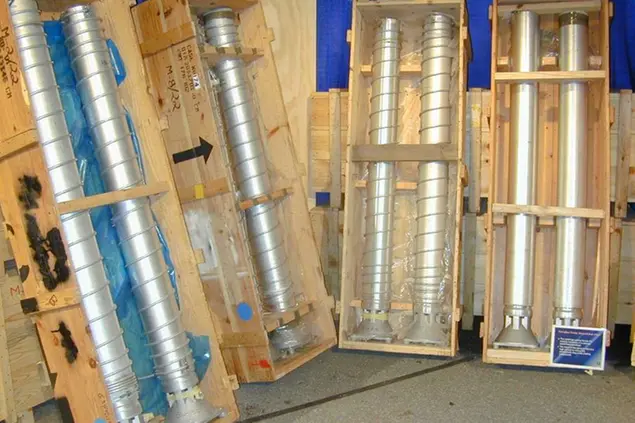 Gli Stati Uniti mostrano alla stampa parti di centrifughe nucleari utilizzate dalla Libia per sviluppare armi nucleari\\u00A0(Kyodo via AP Images)