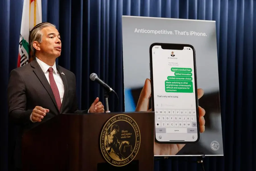 Il procuratore generale della California Rob Bonta parla durante la conferenza stampa di annuncio di una causa antitrust contro Apple (foto ansa)