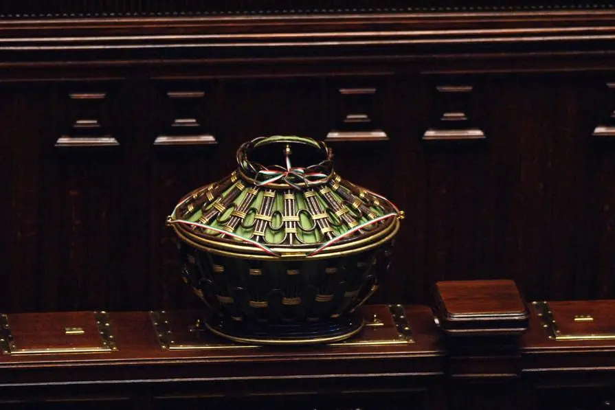 08/05/06 AULA CAMERA DEI DEPUTATI PRIMO SCRUTINIO PER L'ELEZIONE DEL PRESIDENTE DELLA REPUBBLICA, NELLA FOTO L'INSALATIERA ¸