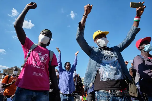 (Braccianti agricoli alla manifestazione \\\"Stati popolari\\\" a Roma. Foto LaPresse)