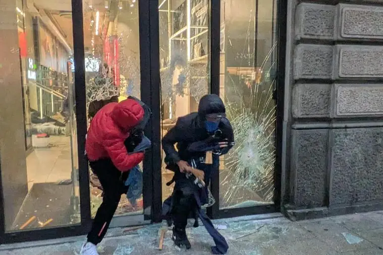 Guerriglia a Milano. L’autunno caldo preoccupa Meloni