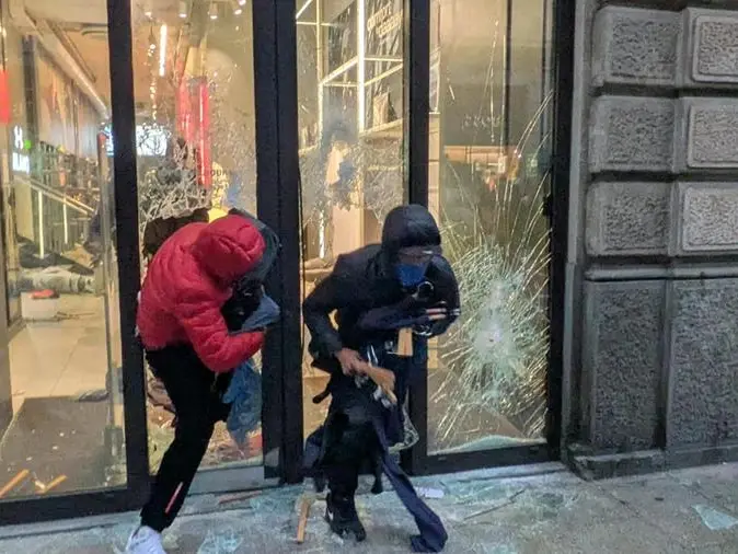 Guerriglia a Milano. L’autunno caldo preoccupa Meloni