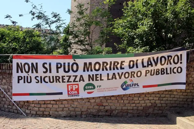 26/05/2021 Torino, #BastaMortiSulLavoro, Flash mob dei sindacati Cgil,Cisl e Uil per maggiore sicurezza sui posti di lavoro