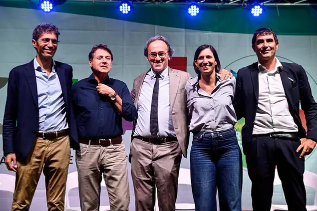 I leader delle opposizioni, Riccardo Magi, Giuseppe Conte, Angelo Bonelli, Elly Schlein e Nicola Fratoianni, insieme sul palco dell'ultima festa di Avs