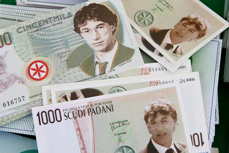 © Roberto Monaldo / LaPresse 16-09-2007 Venezia Politica Lega Nord - Festa dei popoli padani Nella foto Banconote con il volto di Umberto Bossi