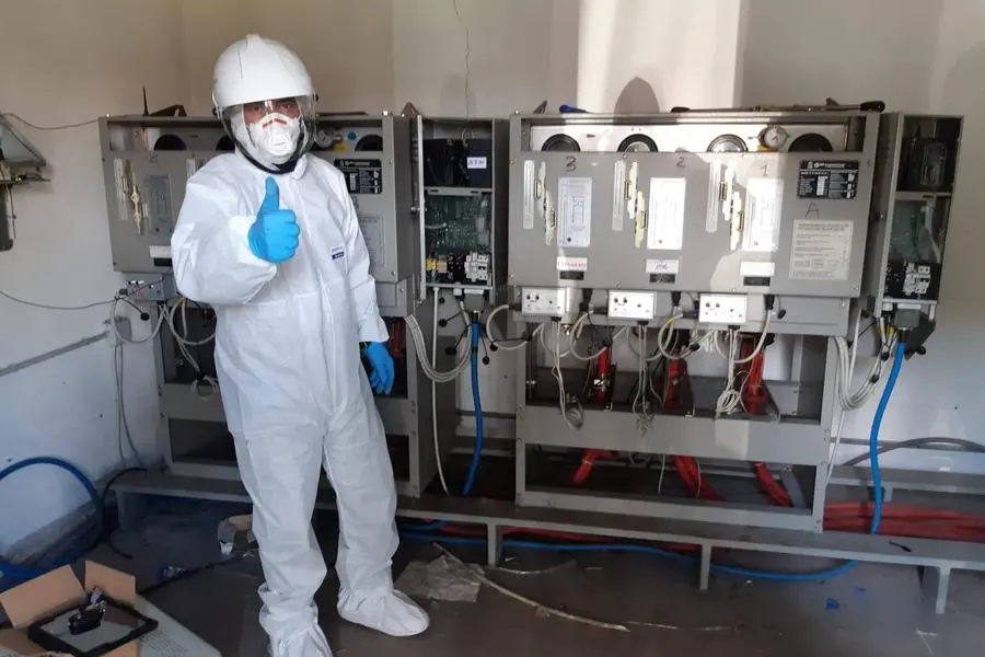 Luciano Pontieri alla centralina elettrica dell'ospedale San Camillo di Roma