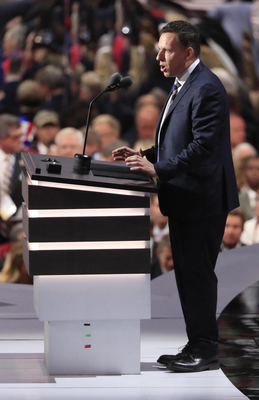 Dalle scarpe di Trump all’Anticristo di Peter Thiel: il nuovo ordine delle élites