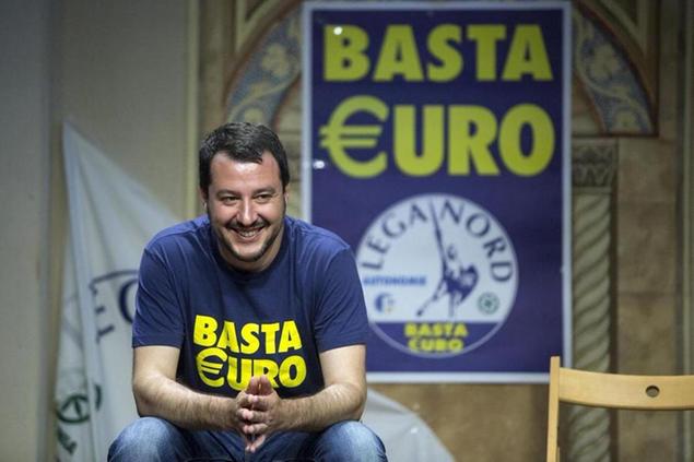 (Matteo Salvini con la maglietta \\\"Basta euro\\\" nel 2014)