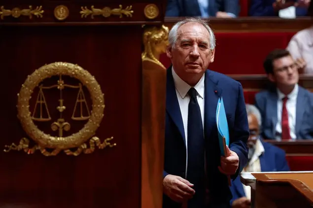 (François Bayrou nell'ora del voto decisivo. Foto Epa/Ansa)
