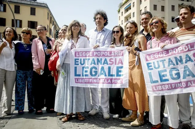 Marco Cappato, tesoriere Associazione Luca Coscioni, durante la raccolta firme promossa dall'Associazione Luca Coscioni