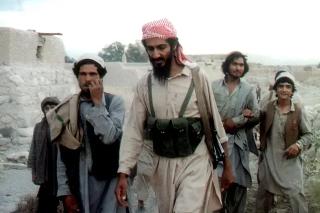 ©LAPRESSE FOTO D'ARCHIVIO AZIONE MILITARE AMERICANA IN AFGHANISTAN 07-10-01 NELLA FOTO: UNA FOTO DI OSAMA BIN LADEN DEL 1988