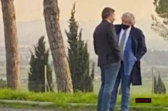 Matteo Renzi incontra Marco Mancini in un autogrill (Frame della trasmissione Report)