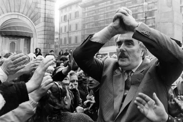 Vincenzo Muccioli davanti a Montecitorio durante una manifestazione delle \\\"Madri Coraggio\\\" (LaPresse)