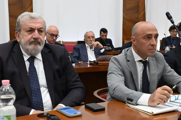 Il presidente della Regione Puglia, Michele Emiliano, a fianco del sindaco di Taranto, Piero Bitetti