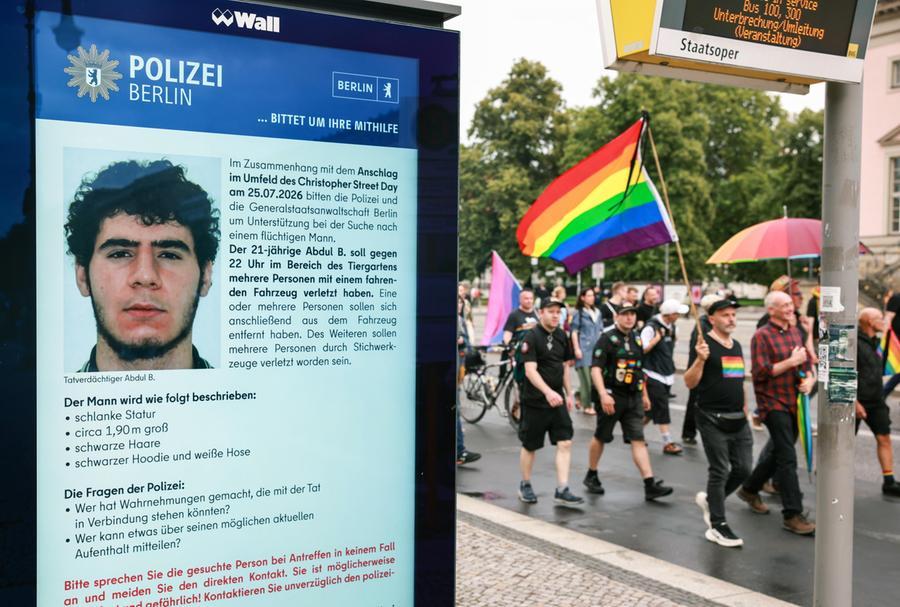 Strada di Berlino con segnaletica di sicurezza dopo attacco al Pride, persone in strada, furgone utilizzato
