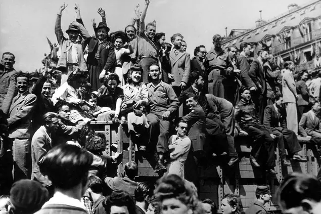 ©LaPresse Archivio Storico 1945 Parigi Varie Nelle Foto : Parigini in festa all'annuncio della capitolazione tedesca
