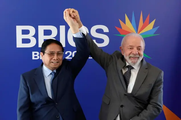 Il primo ministro vietnamita Phạm Minh Chính e il presidente brasiliano Luiz Inacio Lula da Silva (FOTO EPA/ANDRE COELHO)