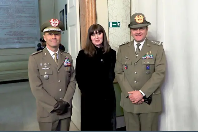 La ministra Anna Maria Bernini con il generale Stefano Messina, comandante dell'Accademia militare di Modena, e il generale Antonello Vespaziani, comandante per la formazione e specializzazione dell'esercito