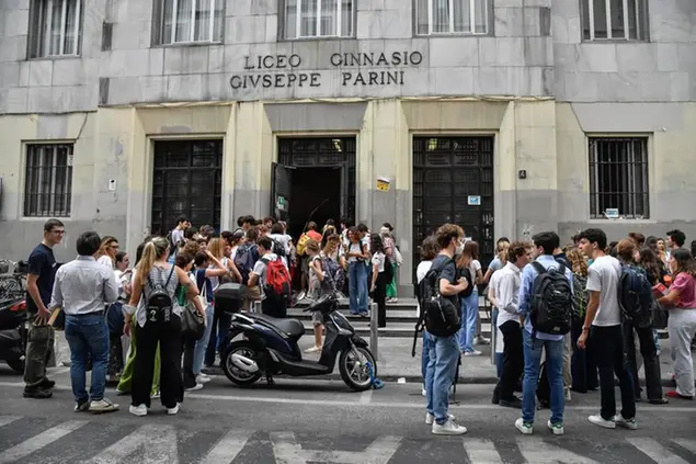 Gli studenti del liceo classico Parini di Milano aspettano di iniziare la prima prova (Foto Claudio Furlan/LaPresse 22 Giugno)
