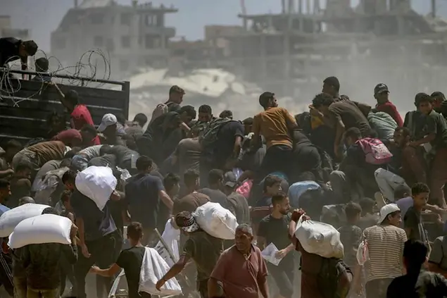 Nei pressi di un sito di distribuzione nel nord di Gaza