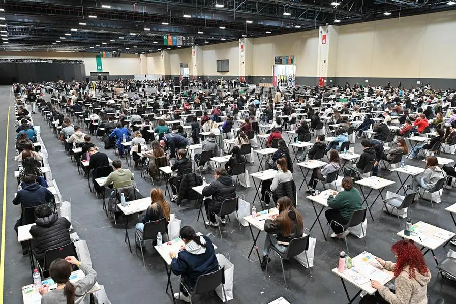 Studenti affrontano l'esame di medicina presso il Lingotto, Torino