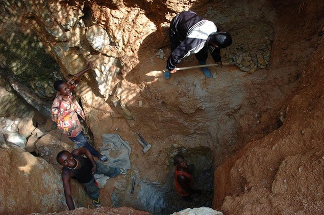 Bambini impegnati in una miniera nella Repubblica democratica del Congo (Foto: Wikimedia)