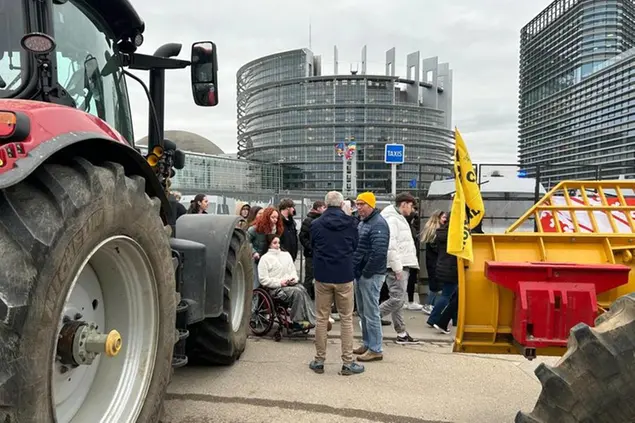 Trattori davanti all’Eurocamera a Strasburgo, 6 febbraio 2024. ANSA