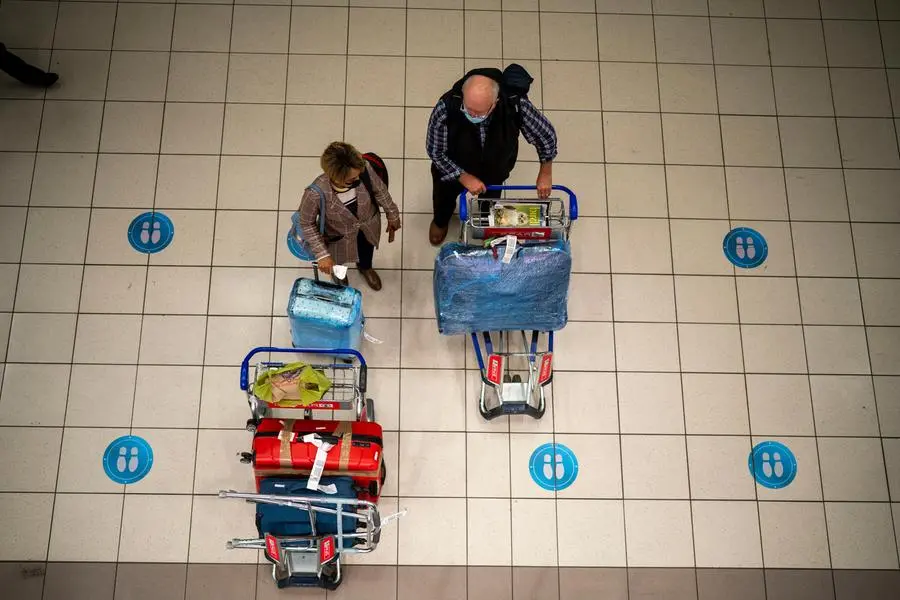 Persone bloccate all'aeroporto di Johannesburg\\u00A0(AP Photo/Jerome Delay)