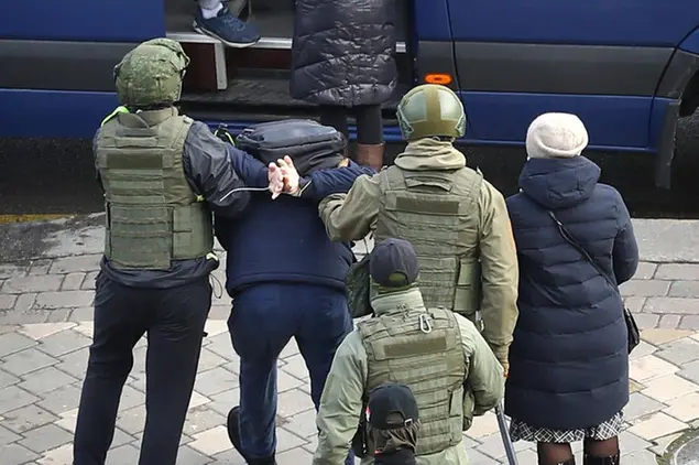 Oppositori caricati sui furgoni della polizia a Minsk. Foto: APN