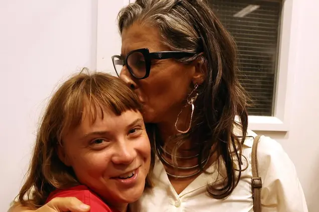 Francesca Albanese abbraccia Greta Thunberg a Tunisi