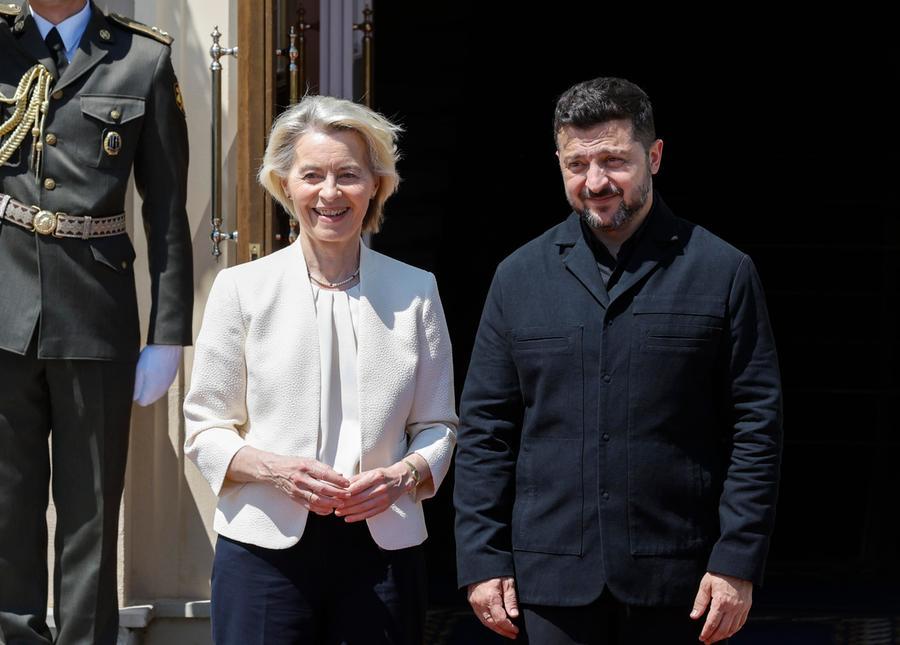 Riunione di rappresentanti europei a Bruxelles, tavolo negoziati con bandiere dei Ventisette