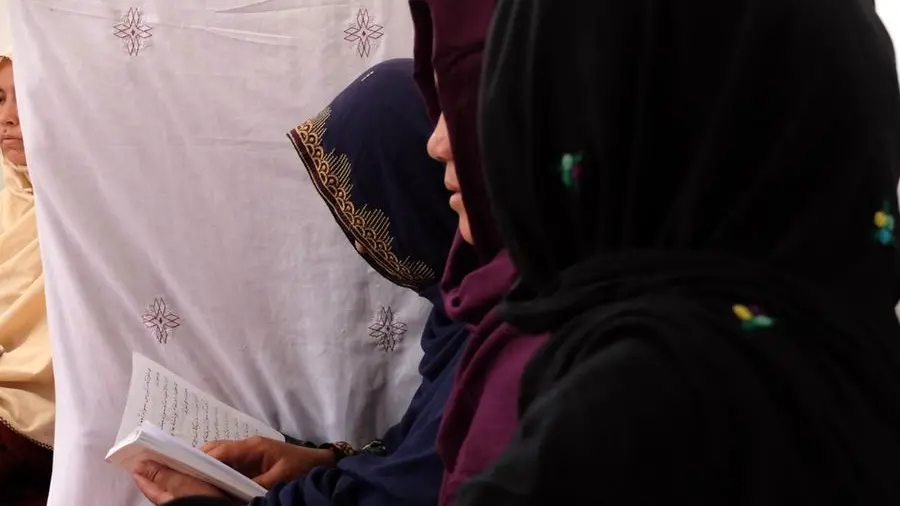 Un gruppo di donne afghane si riunisce in segreto per organizzarsi, mentre i Talebani continuano a reprimere la popolazione